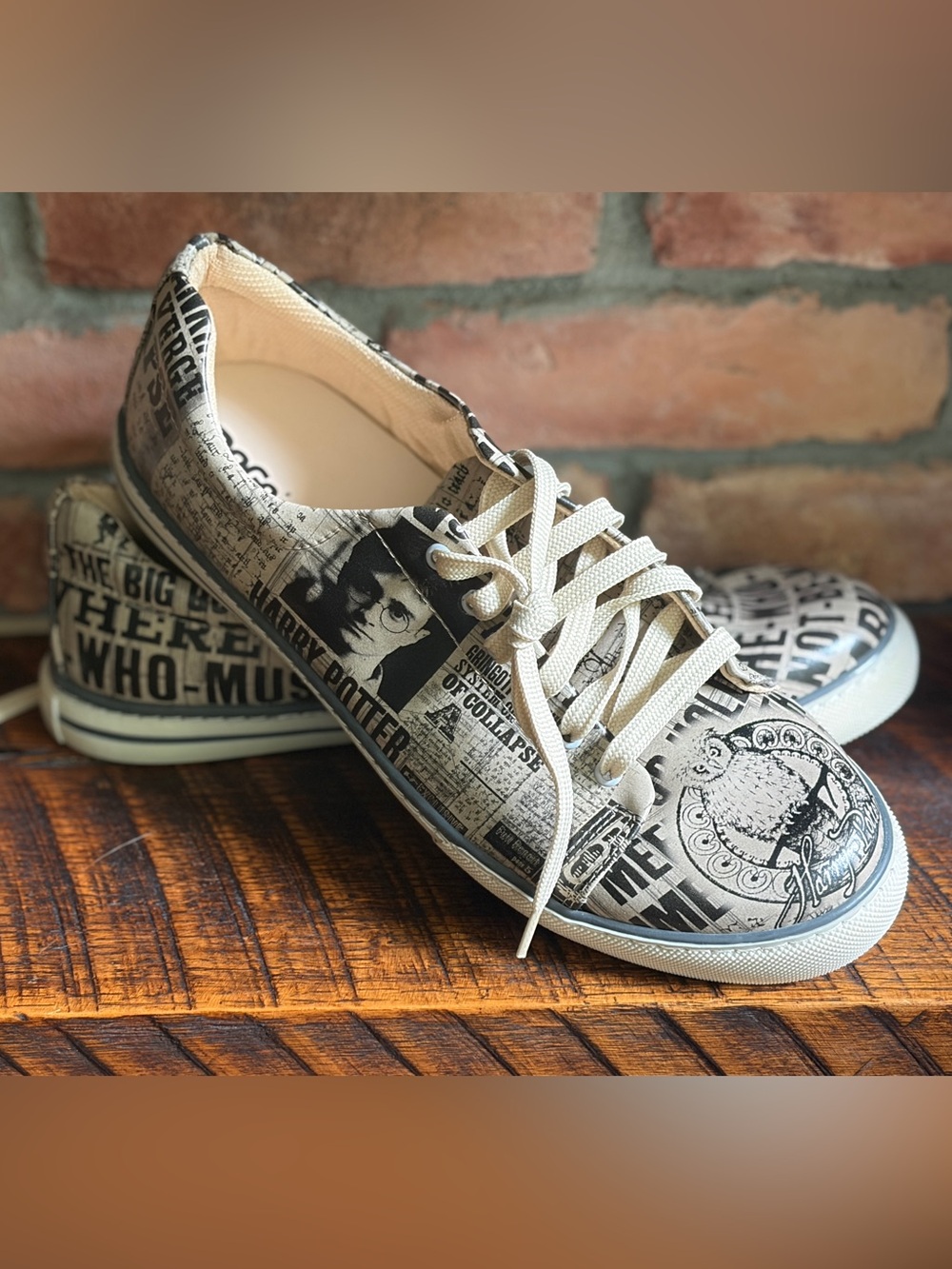 DOGO Harry Potter Hogwarts Newspaper Men’s Sneakers EU 44 NWOT